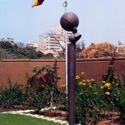 Fritz Koenig: Kugelkopfsäule, 1981 / © Fritz Koenig; Fotonachweis: Archiv BBR (1985)